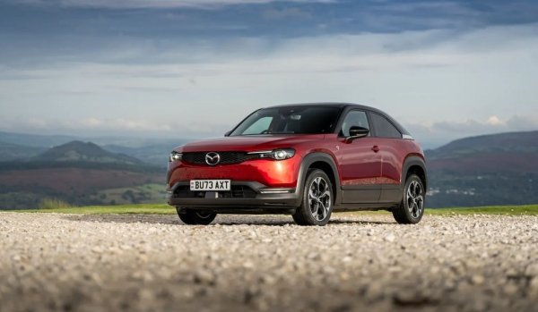 След като спря CX-3 и Mazda2 в предишните години, сега японската компания точи ножа и на MX-30. Електромобилът ни впечатли с дизайна си, но твърде скромният му обхват го обрече на неуспех. В продажба остава плъг-ин хибридната версия на модела, но и при нея числата са нишови.