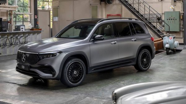 Вече можем да го кажем с чиста съвест: електрическата EQ гама на Mercedes се оказа провал, и компанията от Щутгарт поетапно ще ликвидира всичките й представители, за да разчисти пътя на новите поколения електромобили като CLA. През 2026 идва редът и на EQB. 
