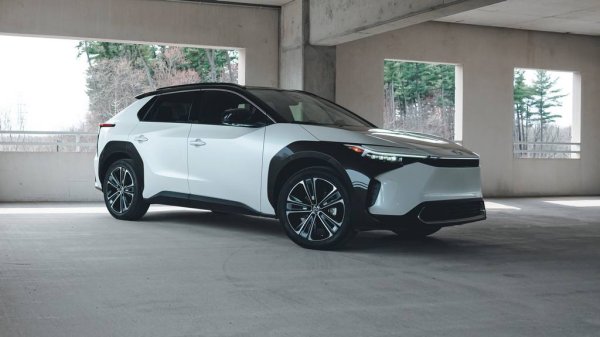 bZ4X не е точно от моделите, за които ще пророним сълза: дебютният електромобил на Toyota не впечатли особено с качествата си и най-яркият спомен, който ще остави, е за сервизните акции за откачащи се колела. Впрочем Toyota не го спира изцяло, а по-скоро го обновява и преименува на bZ, като му добавя доста повече мощност за 2026. 
