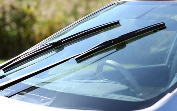 През зимата чистачките трябва да се борят с падащия сняг и леден дъжд. Гумените ленти замръзват към стъклото или се износват от леда, което често води до повреда – деформация, огъване и дори напукване на перата на чистачките. С настъпването на пролетта е по-добре да ги замените.