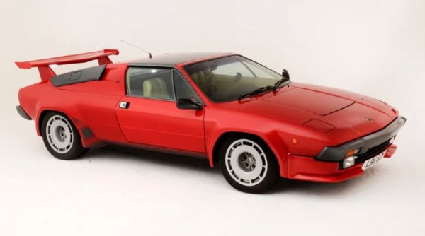 Идеята за "разумно" Lamborghini не е толкова чужда днес, тъй като Urus е най-продаваният модел в текущата гама на марката и е може би най-подходящата за семейството кола, която компанията някога е създавала. Въпреки това през 80-те години Lamborghini е известна с Countach, който е толкова далеч от разумното, колкото изобщо е възможно. В опит да разшири гамата си през 1980 г., марката представя Jalpa, по-лек автомобил, който е еволюция на Silhouette и включва осемцилиндров двигател, а не V12 като при Countach.

Каросерията, проектирана от Bertone, е по-елегантна от предшественика на Jalpa и е по-удобна отвътре, но колата се радва само ограничен успех. Общо 420 автомобила са произведени между 1981 г. и 1988 г., когато Lamborghini решава да се откаже напълно от базовия си модел поради слабото търсене. Jalpa остава един от най-неизвестните модели на Lambo днес, въпреки че това е последният модел с V8 двигател до представянето на Urus.
