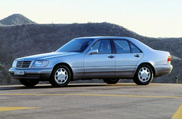 В началото на 90-те години битката в сегмента на представителните седани става все по-оспорвана, като в нея се вкючва Audi, а BMW пуска на пазара успешната 7-Series (Е32). В борбата (на пазара в САЩ) се намесва и дебютанът Lexus LS, който започва да притеснява германската тройка.

Сериозната конкурения кара Mercedes-Benz да направи още по-технологичен и по-съвършен седена (W140). Моделът излиза на бял свят през 1991 г., като получава ESP, адаптивно окачване, парктроник и двойни стъкла. Това поколение е и първата S-Class (от 1994 г.) с V12 двигател.