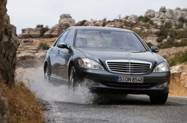 Излязлото през 2005 г. предишно поколение на S-Class си печели славата на не особено надежден автомобил, като най-големият му проблем е капризната електроика. Тук обаче също има позитивни моменти. Например, това е първият Mercedes с хибриден силов агрегат, но това не му носи кой знае каква икономия на гориво.

Седанът с индекс S400 Hybrid има литиево-йонна акумулаторна батерия с капацитет 0,8 кВт/ч и електромотор с 20 к.с., който е интегриран в скоростна кутия. Така той помага на тежкия автомобил само от време на време, като зарежда акумулатора по време на движение.