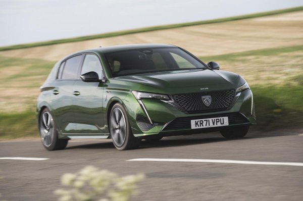 Днес французите са в челните редици на революцията на електромобилите, но все още знаят нещо за създаването на атрактивни и желани дизелови хечбеци, както показва най-новият Peugeot 308. Неговият 1,5-литров HDI развива 130 к.с., като е съчетан с 8-степенна автоматична скоростна кутия. Разходът на гориво е 3,9 л/100 км.

В същото време ниските вредни емисии са 130 гр/км, което също не е за пренебрегване. Плавното возене и впечатляващият интериор също са сред предимствата на Peugeot 308, което със сигурност предизвиква интерес на голяма част от потребителите.
