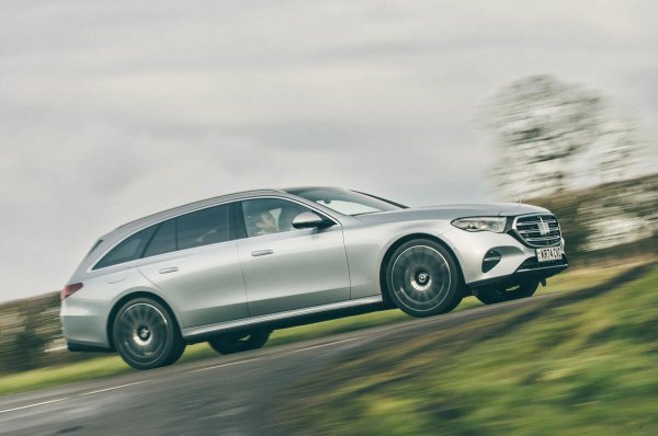 Изглежда, че времено на големите седани е отминало безвъзвратно, но Mercedes-Benz E-Class доказва, че все още има живот в тях. Да, по-добрият вариант е 6-цилиндровият E450d, но той е доста скъп, така че в случая E220d върши чудесна работа. Неговият 2,0-литров мек хибрид е по-слаб, но пък прелага ускорение до 100 км/ч за 7,2 секунди. Освен това работи достатъчно рафинирано и има достатъчно мощност – 194 к.с.

В същото време разходът на гориво е 5,8 л/100 км,а вредните емисии – 125 гр/км. Факт е, че цената му е по-високата от тази на голяма част от автомобилите в списъка, но пък с един резервоар пробегът е около 1000 км.
