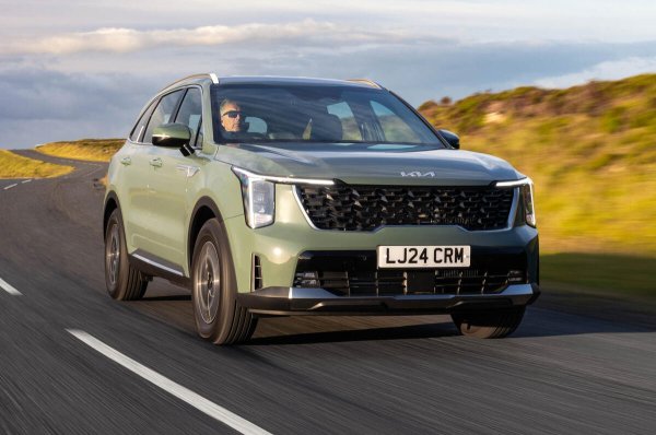 Дизелов двигател и седемместeн SUV трудно се свързват със служебен автомобил, но в Kia продължават да вярват на Sorento, което се предлага с 2,2-литров CRDi заедно с очакваните бензиново-хибридни задвижвания. Наскоро обновен, този модел изглежда първокласно, а неговият 4-цилиндров двигател с 203 к.с. се представя забележително на пътя и може да тегли до 2,5 тона.

Като се има предвид големият му размер, напълно нормално Sorento предлага малко по-висок разход на гориво и вредни емисии C02 – 5,5 л/100 км и 170 гр/км. И макар да му липсва динамика, този автомобил е забавен за шофиране, което го прави подходящ за различни цели.
