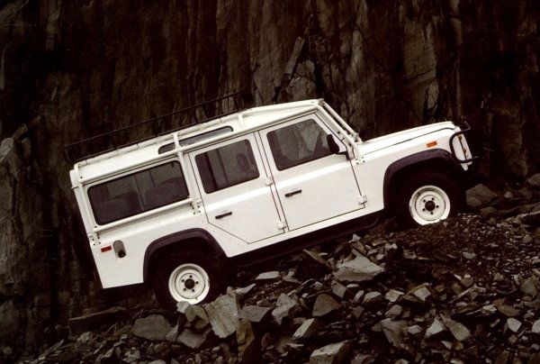 Наличието на турбодизел в гамата на модела накара европейците в началото на 90-те години да пренебрегват версия с 3,5-литров V8, чиито характеристики определено не са особено впечатляващи. Разходът е около 18 л/100 км, а ускорението от 0 до 100 км/ч отнема цели 13 секунди. Нещата в САЩ бяха по-добри, тъй като почитатели на модела там получиха 3,9-литров V8 с директно впръскване на горивото и мощност от 180 к.с.