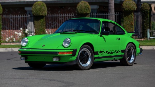 Правилата за емисии и безопасност в САЩ накараха някои производители дори да не си направят труда да сертифицират своите автомобили. Така икони като Ferrari Berlinetta, първото Lamborghini Countach и BMW M1 никога не се продавани официално на местния пазар. Същото важи и за европейския вариант на Porsche 911 Carrera от от средата на 70-те години, което развиваше 207 к.с. Германците се опитаха да поправят този пропуск и пуснаха в Щатите версия 911 S със 167 к.с.