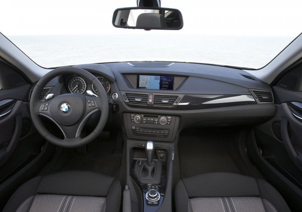 При топ-нивата на оборудване такъв проблем няма - там всичко е красиво, качествено и дори малко шикозно. Тези, които са се сдобили с X1 с начално оборудване обаче са доста разочаровани, като това се отнася най-вече за плата на седалките. Нейното почистване е невъзможно, като остават ужасни петна. Това се случва дори при разливане на вода на седалката през лятото.

Много претенции има и към пластмасата на приборния панел, която, според някои, е типична за автомобили от най-нисък клас. Все пак всички признават, че въпреки сравнително евтините материали, те са издръжливи и не се износват.