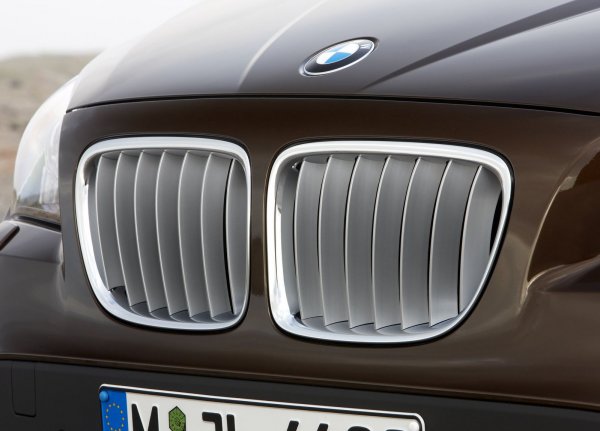 Мнозина избират Х1 не само защото е по-евтино от Audi Q3, но и защото е... BMW. Може да е малко и странно, но е BMW. Затова се твърди, е BMW не е само увлечение, а е диагноза. Освен това, със сигурност е по-приятно да си зад волана на X1, отколкото на Nissan Qashqai. И няма никакво значение, че това е един от най-евтините модели на баварския производител.

Факт е, че дори хора, които по някаква причина са се разочаровали от този автомобил, намират нещо положително в него. А това се дължи именно на марката. Или както казват някои - единственият плюс на тази кола е емблемата на BMW на капака.