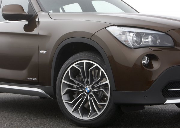 Още в базовия си вариант X1 е "обуто" в гуми Run Flat, които позволяват движение дори след като бъдат пробити. Това звучи добре, но не е точно така. А причината е липсата на резервно колело или на комплект за ремонтиране. Факт е, че много от собствениците на кросоувъра веднага сменят гумите със стандартни и съответно се сдобиват с резервна гума. Така пътуват далеч по-спокойно.