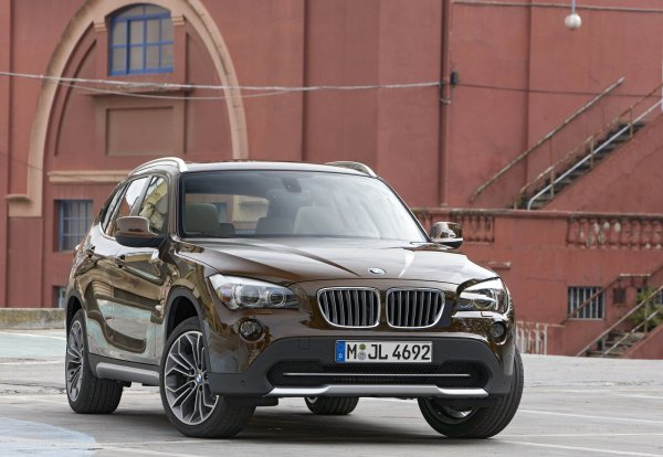 Много от притежателите на X1 го считат за идеалния градски кросоувър. С него движението дори по силно заснежени и непочистени улици не е проблем, но основното му предимство са именно размерите. Автомобилът добре се вписва в градските условия, като по-лесно се намира и място за паркиране.

Към подходящите габарити често се добавя и отличната маневреност. Според притежатели на кросоувъра окачването му е по-добро от това на Ford Focus или Toyota Corolla. А маневрите в тясно пространство - двор на кооперация, например, са лесни и не затрудняват шофьора.