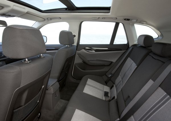 Тук едва ли има изненадани, тъй като компактните размери на кросоувъра съответно водят и до по-малко вътрешно пространство. Отбелязва се, че хора с ръст над 180 сантиметра трудно се побират на втория ред седалки. Багажникът също е малък, което е проблем, ако трябва да се прекарва повече товар.

Трябва да се отбележи, че претенциите предните седалки са много малко. Но пък достъпът до тях не е особено удобен заради формата на вътрешната част на вратите. Затова и X1 може да разочарова тези, които са си мислели, че купуват типичен семеен автомобил.