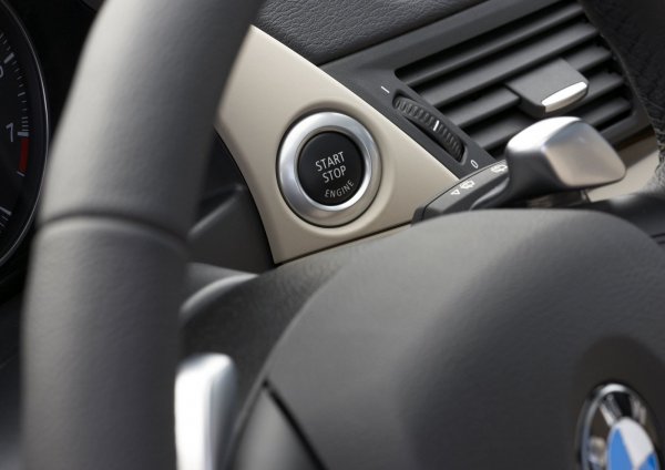 Като цяло BMW X1 е един надежден модел, като тук става дума за основните му агрегати и системи. Кросоувърът обаче буквално може да скъса нервите на своя собственик заради редица малки дефекти, които често се появяват след като автомобилът навърти над 100 000 километра. Сред тях е повреда на волана, от който се управляват някои от системите, както и отказ на сензорите на парктроника и на вентилатора.

Често се налага смяна на втулки, стабилизатори и други детайли от окачането, което разваля общото впечатление от качеството на модела. Любопитното е, че повечето проблеми се появяват при бензиновите версии на кросоувъра. Явно на собствениците на дизелови машини им е провървяло повече.
