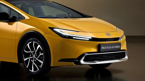 Всеки хибриден автомобил ще има батерия в задвижващата си система, независимо от степента на хибридизация. Това се отнася за превозни средства с мотори, директно свързани към колелата или разположени в трансмисията, plug-in хибриди и системи за самозареждане. Всички те използват батерия, тъй като, крайна сметка, оттам моторите черпят енергия.

Това означава, че дефектна батерия може да причини няколко проблема. Докато някои хибриди ще могат да работят без батерия, те ще го правят със значителна загуба на производителност и с увеличен разход гориво. Те дори могат да излязат от строя, ако щетите на батерията са достатъчно сериозни. 

Дори функционалните, но износени батерии могат да създадат набор от проблеми. Въпреки че директната производителност може да не бъде засегната толкова силно, износената батерия ще задържи по-малко заряд, което може значително да намали разхода на гориво. Да не говорим за стойността на превозното средство, когато трябва да го продадете отново, ако трябва да се вземе предвид замяната на батерията.
