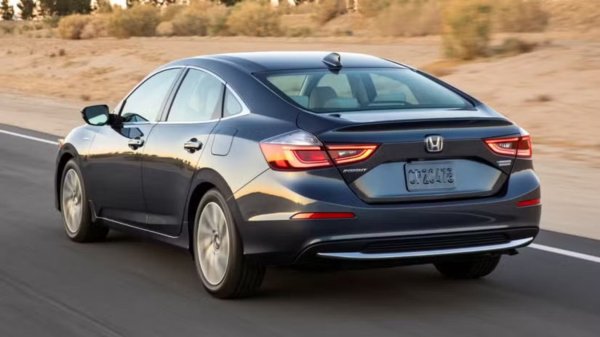 Има няколко начина сами да проверите състоянието на батерията на употребяван хибриден автомобил. Първото и най-лесно е да проверите за предупредителни светлини на самото табло на колата, като дефектите на батерията често се показват с индикатор за проверка на двигателя.

Следващата ви опция е да използвате OBD четец, който може да се включи в OBD-II порта на хибриден автомобил. Въпреки че това може да не ви създава проблеми, може да даде индикация за потенциални проблеми, ако знаете кодове за грешки и необичайни данни, които да търсите. По-добре е обучен механик да го направи вместо вас, ако е възможно.

Освен това, прост тест-драйв може да помогне за идентифициране на потенциални проблеми. Когато карате автомобила, внимавайте за необичайни спадове в производителността при ускорение или за неравномерни показатели за разход на гориво.