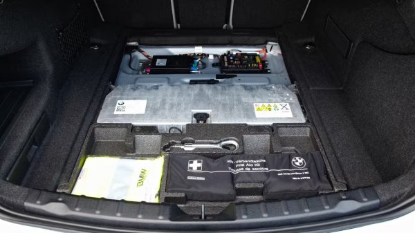 Въпреки че може да е изкушаващо да спестите пари от труд и да инсталирате нова хибридна батерия сами, често това е сложна процедура, изискваща специфичен инструмент и умения, затова е по-добре да го направи сами, само ако сте свикнали с трудни ремонти и вече имате опит с електронни задвижващи системи.

Ако го направите, очаквайте процесът да е дълъг. Повечето автомобили имат батерийни системи, закрепени под багажника или задните седалки и дълбоко свързани със задвижването. Затова е по-добре да оставите работата на професионалисти, особено ако сте по-малко от 100% уверени в безопасната и правилна смяна на батерията. 
