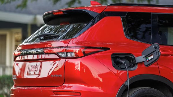 Както при всяко устройство с батерии, правилната грижа ще помогне за удължаване на типичния живот на хибридната батерия. Редовното използване на автомобила ще поддържа литиево-йонните батерии заредени, което е от съществено значение за тяхното здраве. Напълно разредените батерии могат да страдат от късо съединение и сериозни повреди, затова е най-добре да поддържате частичен заряд.
Не би трябвало да се налага да се замисляте прекалено с това при обикновена употреба при шофиране. Както самозареждащите се, така и plug-in хибридните превозни средства обикновено възстановяват енергия от употреба, така че винаги трябва да имат някакво състояние на зареждане, дори и минимално.

Ако използвате хибриден автомобил рядко - например притежавате високопроизводителен спортен автомобил с plug-in задвижваща система, но го използвате само през уикенда, е разумно да поддържате батерията заредена в диапазона от 20-80%.
