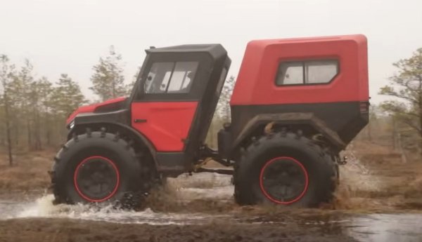 Първото необикновено нещо в тази машина е конструкцията. TF4 се състои от две отделни секции, свързани с чупеща се ос: кабината отпред и т. нар. "кунг", или ремарке, отзад. КУНГ е съкращение от терминологията на Варшавския договор, отнасящо се до закрити ремаркета със стандартизирани размери. Всички панели по корпуса са от различни пластмаси, за да се постигне максимално ниско тегло - 1400 кг. Дори и напълно оборудвана, тази машина не надхвърля 1.5 тона. Габаритите: 4.26 метра дължина, 2.24 ширина и 2.47 височина. 
