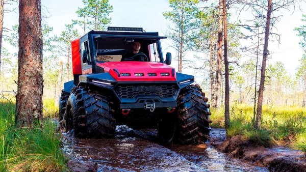 Разходът на гориво, както подобава на сериозен всъдеход, се мери не на километри, а на час - между 3 и 6 литра. Тоест 55-литровият резервоар ще ви стигне за между 9 и 18 часа. 
