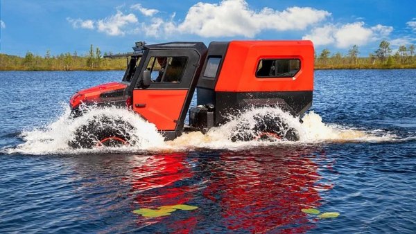 Максималната скорост на суша е, естествено, доста скромна - 60 км/ч. Но за компенсация TF4 може да се движи и по вода със стабилните 5 км/ч - макар че създателите му изрично предупреждават, че това не е плавателно средство и не може да се справя с вълни, да речем. 
TF4 може да носи до 600 кг товар, и гарантирано функционира в температурни амплитуди от минус 30 до плюс 30 градуса по Целзий. 
