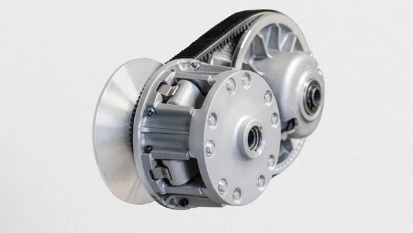 Необикновена е и трансмисията. Вместо да заложат на раздатъчна кутия, инженерите са използвали комбинация от вариатор и 5-степенна ръчна трансмисия. Въртящият момент от двигателя на практика се предава чрез безстепенния вариатор. Ръчната трансмисия играе ролята на трансферна кутия. 
