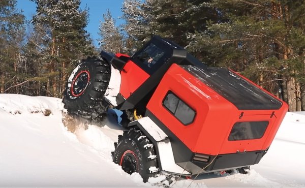 Най-важни, естествено, са способностите извън асфалта (всъщност не е добра идея да ползвате тази машина по асфалт, защото това е унищожително за специалните офроуд гуми. Вместо това TF4 се транспортира с ремарке). Машината може да се изкачва или спуска по 45-градусов наклон и понася странично накланяне до 20 градуса - относително нисък показател, но това е заради чупещата ос. Минималният просвет е... 50 сантиметра. 
Предаването е постоянно 4х4, като могат да се монтират и допълнителни електронни блокировки на диференциалите. 
