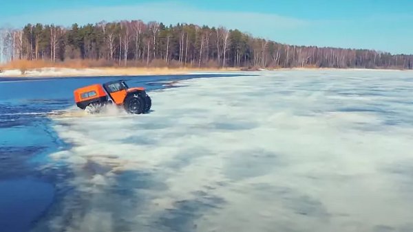 Споменатите специални гуми са разработка на самата компания Tinger и са замислени така, че да се справят на всякакви повърхности: пясък, кал, лед, вода. Всъщност създателите му се гордеят, че това е един от едва шепата всъдеходи, способни да излязат от вода върху лед. 
