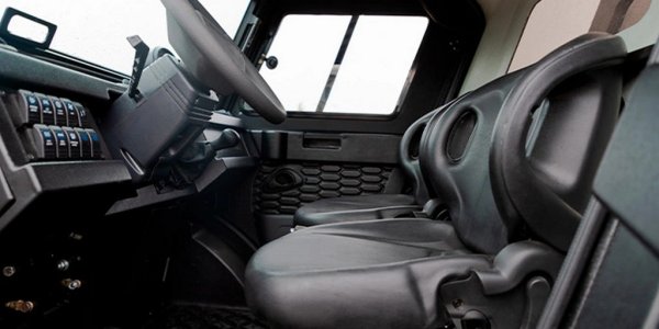 Снабден с т. нар. кунг, TF4 може да носи до петима пътници. И салонът, и ремаркето си имат специални отоплители. Иначе списъкът с оборудването не е кой знае колко впечатляващ. Но пък предното стъкло може да се отваря и е с пневматични опори. 
