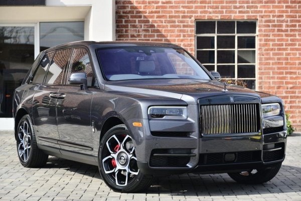 Едва ли някой на света ще оспори твърдението, че първият SUV на Rolls-Royce е уникален автомобил. Само, че дълго време бяхме свикнали да свързваме този бранд с елегантни седани и купета. Масовото навлизане на кросоувъри и всъдеходи не подмина почти нито един производител, като дори Rolls-Royce се предаде (макар и след Bentley, например). Впрочем, същото стори и Ferrari, чийто SUV трябва да бъде готов през 2022 г.