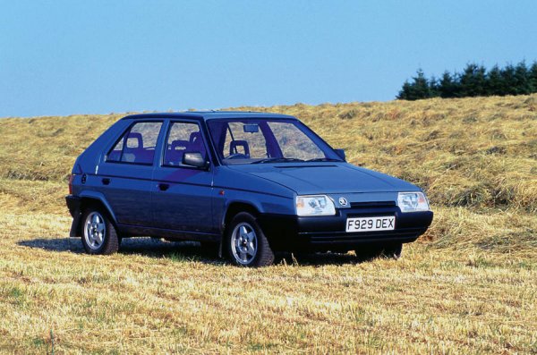 Подобно на Volkswagen, Skoda също изглеждаше щастливо обвързана с формулата за задно разположение на двигателя. Падането на Желязната завеса обаче промени това, тъй като се оказа, че компанията да направи радикални промени, за да успее на нови пазари. Така се роди Favorit, в чиято разработка участват Porsche, Bertone и Ricardo. Моделът се оказа изненадващ хит, че стана и една от основните причини, поради които Volkswagen купи чешката компания.