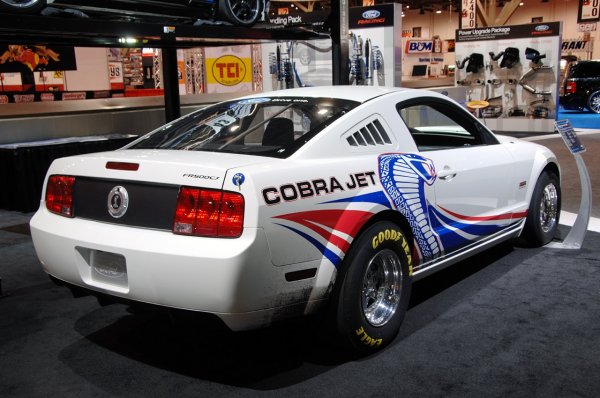 Захранен е от 5.4 литров агрегат с принудително пълнене, произвеждащ 400 конски сили