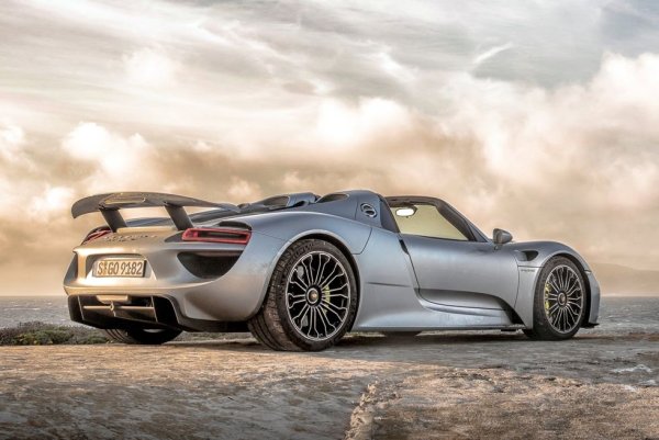 Най-бързият хиперавтомобил в света? Беше Porsche 918 Spyder, plug-in хибрид. Porsche взе V8 с атмосферно пълнене с повече от 600 конски сили, добави двойни електрически мотори и произведе серийна кола, разрешена за движение по пътищата, която можеше да ускори от 0 до 100 км/ч за 2,2 секунди. Отне осем години на друг производител да подобри тези показатели.