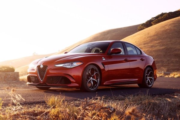 Ferrari не произвежда седани с четири врати, но Alfa Romeo Giulia Quadrifoglio със своите 505 конски сили и двигател V6, произхождащ от Ferrari, е възможно най-близо до тази перспектива. Със страхотен външен вид, превъзходно управление и шумен саундтрак Giulia Quadrifoglio е почти перфектна. Уви, тоя също има запазената марка на Alfa Romeo за надеждност, която ще разбие сърцата на собствениците.