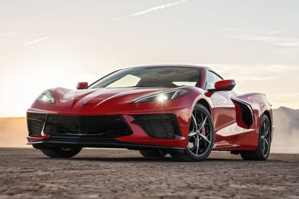 Chevy можеше да запази корените на Corvette в миналото. Вместо това те посочиха смел нов път напред с новото поколение C8 със задно разположен по средата двигател, само с автоматична трансмисия, което предлага истинско представяне на суперавтомобил. И един изключително странен интериор.  Електрификацията, която някога е била немислима за Corvette, сега ще изглежда като естествена прогресия.