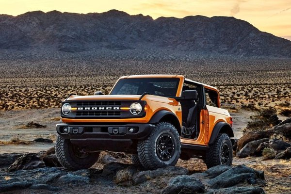 Ford си постави висока летва с новото Bronco. Новият SUV директно предизвика Jeep Wrangler, популярна американска икона на върха на своята производителност с богато наследство на марката, датиращо от Втората световна война. Bronco оправда възраждането си, тъй като е жизнеспособен конкурент на Wrangler на и извън пътя - и дори може да е по-убедителната опция.