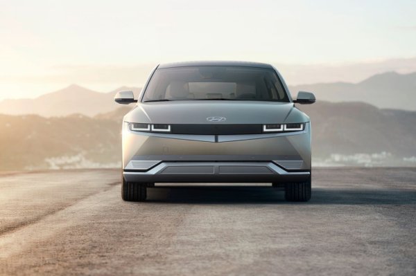 отличават, ще имат индивидуалност и ще събуждат страст, ще бъдат оптимизирани за ефективност и без шум. Ретро-футуристичният Hyundai Ioniq 5 прави всичко по-горе, като е брилянтен автомобил, независимо дали е електрически или не.