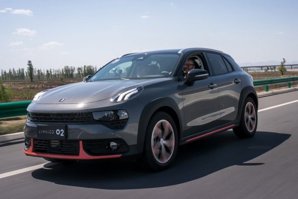 Карантинните мерки отложиха с малко европейския дебют на тази нова марка, създадена под крилото на Geely. Концепцията й, дело на бившия маркетингов шеф на европейския GM Ален Висер, е да предлага автомобилите си не толкова за продажба, а най-вече с иновативни схеми за абонамент. 
