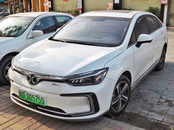 Eдин от гигантите на китайското автомобилостроене, в който главен акционер е китайското правителство. BAIC е и местен производствен партньор на Mercedes-Benz и Hyundai. Поделението за електромобили BJEV произвежда електрическия EU5 - снабдена с батерии версия на седана Senova D50. 
