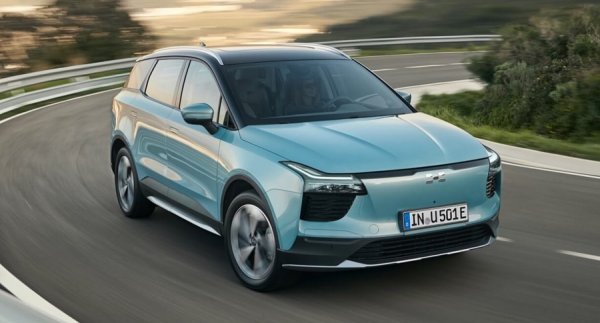 Това е стартъп за електромобили от Шанхай, който само за 4 години след основаването си вече е готов с първия си масов модел - кросоувъра U5. Първата партида от него вече дойде в Европа като част от флотилията на местния Hertz на остров Корсика (незасегнат от фалита на американския клон на компанията).
До края на лятото Aiways ще се предлага в Германия, Франция, Швейцария, Холандия и Норвегия. 
