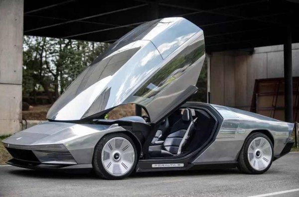 Легендарният италиански дизайнер Джорджето Джуджаро и синът му Фабрицио показаха модерна версия на Maserati Boomerang от 70-те години. След като студиото Italdesign беше закупено от Volkswagen Group, двамата създадоха ново студио - GFG, специализирано в промишлен и автомобилен дизайн. Новият продукт е разработен за богат клиент от Мексико.
