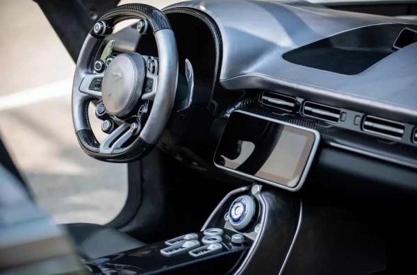 Моделът със средно разположен двигател е базиран на Maserati MC20, което означава, че е оборудван с шестцилиндров 3.0 Nettuno twin-turbo двигател (630 к.с., 730 Нм), осемстепенна роботизирана трансмисия и задвижване на задните колела. Корпусът е изцяло алуминиев. Интериорът е сериозно преработен - тук кожената тапицерия е комбинирана с декор от въглеродни влакна, покрит с лъскав лак.
