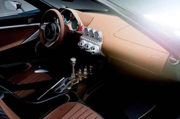 Интериорът също е преработен. На рендерите се виждат метални превключватели, аналогово арматурно табло и тапицирани с кожа седалки. От автомобила ще бъдат направени само 60 бройки, всяка от които ще струва 865 000 евро. Производството ще се извършва от инженерната фирма Podium Advanced Technologies.
