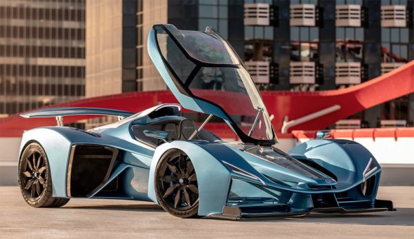 През 2020 г. Delage неочаквано се завръща, след като френският предприемач Лоран Тапи не само възражда марката, но и пуска нов модел – хибридната хиперкола Delage D12. Това е състезателен автомобил с разрешение за движение по обществени пътища, който се задвижва от хибридна система. Тя включва 7,6-литров V12 с 990 к.с. и електромотор със 110 к.с. Ускорението от 0 до 100 км/ч отнема 2,5 секунди, а до 200 км/ч – 6,5 секунди.