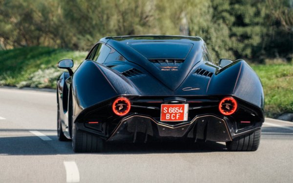 Що се касае до самата машина, тя е изработена от карбон и други скъпи материали, като е оборудвана с най-модерни технологии. На клиентите е предложена електрическа суперкола с мощност 1020 к.с., която ускорява от 0 до 100 км/ч за 2,9 секунди, като това са показателите на стандартната версия.