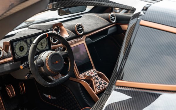 Освен нея се предлага и Boulogne, която е с 60 кг. по-лека, а нейният електромотор разполага с допълнителни 94 к.с., които свалят 0,3 секунди при ускорение. Общо трябва да бъдат произведени 24 бройки от модела, като 19 от тях ще бъдат в базовия вариант, а другите 5 в изпълнение Boulogne. А цените стартират от 1,9 млн евро за началната версия.