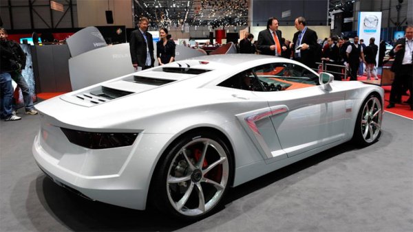 През 2010 г. бившият дизайнер на Audi &ndash; Ервин Химел, регистрира в Швейцария компанията Hispano-Suiza Automobile Manufaktur и веднага представя новия модел XIOV V10 (на снимката), който всъщност представлява Audi R8 с доработен дизайн и промени по каросерията. Колата струва 750 000 евро и това я прави непродаваема, но вдига достатъчно шум. Съответно, юристите на притежателя на правата &ndash; Safran, реагират и дават Химел под съд.