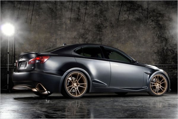 Лимузината от среден клас получава нов бодикит, 20 цолови джанти и нова ауспухова система. 