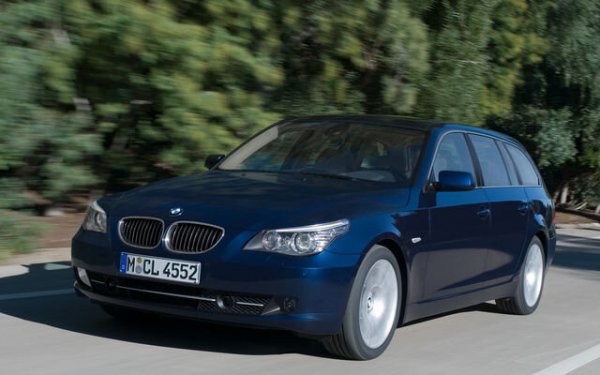 Audi A6, BMW 5-Series (на снимката)
