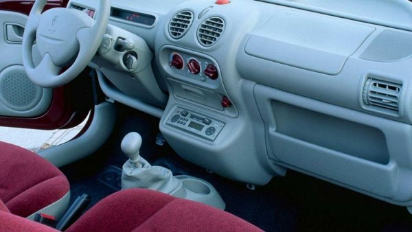 В някои градски модели интериорът обикновено е в минималистичен стил, така че намирането на допълнително пространство за съхранение често е проблем. Понякога производителите са принудени да измислят различни решения, какъвто е случаят с първото поколението Renault Twingo. Моделът предлагаше само пластмасов джоб за съхранение на списания или вестници пред коленете на пътника.